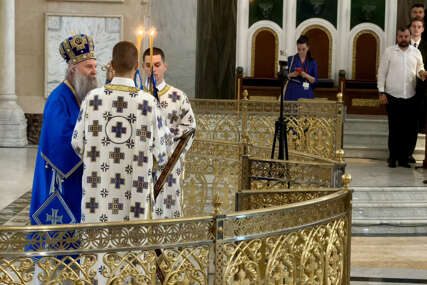 (VIDEO, FOTO) ČASNI POJAS PUTUJE NA SVETU GORU Više od 800.000 vjernika mu se poklonio, patrijarh Porfirije nosio plavu odoru na liturgiji, evo šta to znači
