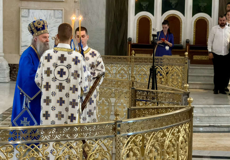 (VIDEO, FOTO) ČASNI POJAS PUTUJE NA SVETU GORU Više od 800.000 vjernika mu se poklonio, patrijarh Porfirije nosio plavu odoru na liturgiji, evo šta to znači