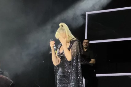(VIDEO) Saša bi večeras bio najponosniji: Suzana Jovanović plače nasred bine, rukom pokrila lice