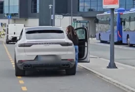 (VIDEO) PALO POMIRENJE Prvi snimak Teodore Džehverović sa dečkom košarkašem, ljube se u kolima na aerodromu