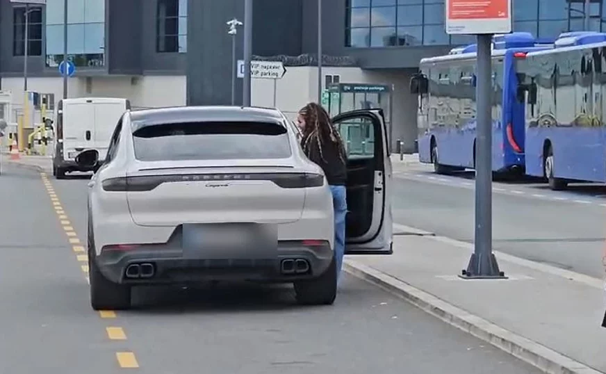 (VIDEO) PALO POMIRENJE Prvi snimak Teodore Džehverović sa dečkom košarkašem, ljube se u kolima na aerodromu