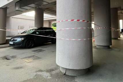 (FOTO) Urušio se dio plafona na parkingu UKC: Oštećen automobil, nadležni najavili detaljnu istragu
