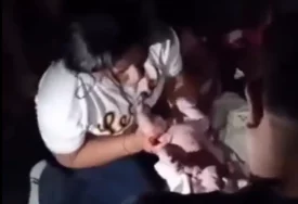 (VIDEO) NEVJEROVATNA SCENA U VENECUELI Žena se porodila pod ruševinama, volonteri pomogli da beba ugleda svijet