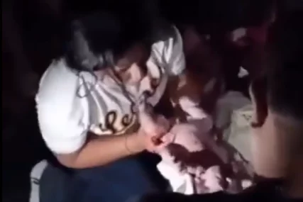 (VIDEO) NEVJEROVATNA SCENA U VENECUELI Žena se porodila pod ruševinama, volonteri pomogli da beba ugleda svijet