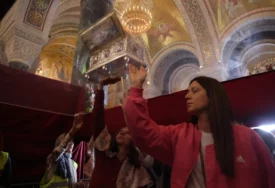 (FOTO) "Bog je veliki, i sve se dešava sa razlogom" Srpkinja nije stigla da se pokloni Pojasu Presvete Bogorodice, ali ju je sačekao ovdje