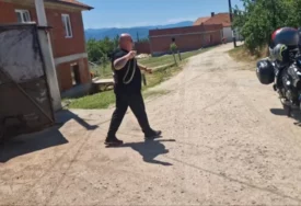 (VIDEO) ZMIJE NA SVAKOM KORAKU Vladica Stanković ih izvlačio ispod crijepa, iz špajza i plafona