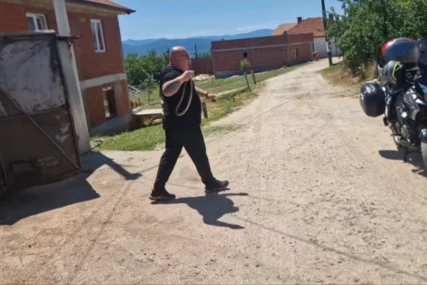 (VIDEO) ZMIJE NA SVAKOM KORAKU Vladica Stanković ih izvlačio ispod crijepa, iz špajza i plafona