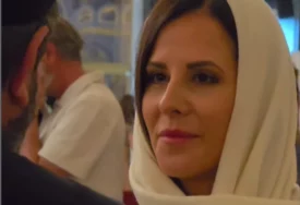 (VIDEO) Tamara Vučić sa sinom Vukanom SATIMA ČEKALA U REDU: Supruga predsjednika Srbije među vjernicima na poklonjenju Pojasu Presvete Bogorodice