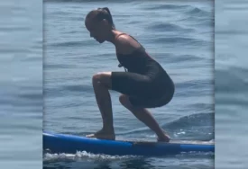 (VIDEO) "Nezaustavljiva" Djevojka sa krilima uči da surfuje, oduševila sve i još jednom pokazala zašto je inspiracija
