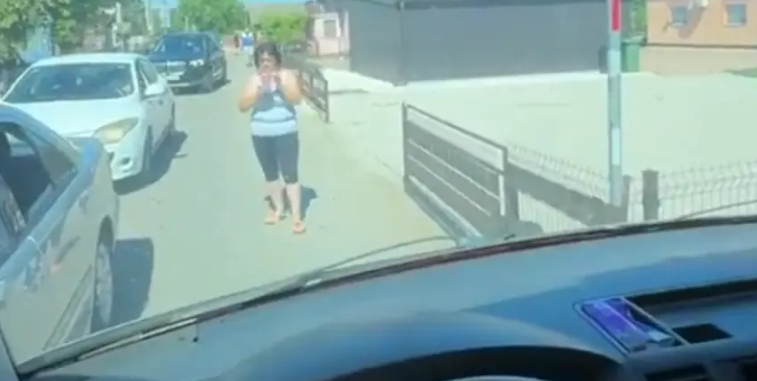 (VIDEO) "Koje vi živce imate" Žena blokirala saobraćaj, odbijala da se mimoiđe s drugim vozilom