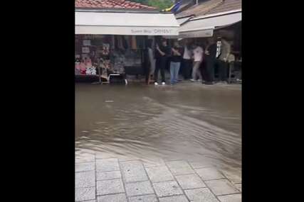 Jak pljusak poplavio Baščaršiju