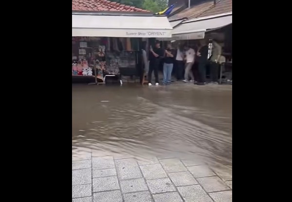 Jak pljusak poplavio Baščaršiju
