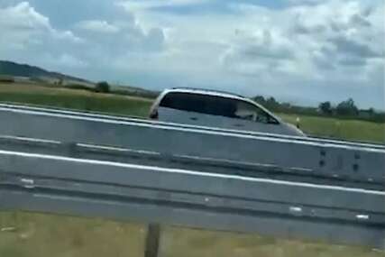 (VIDEO) Za dlaku izbjegnuta tragedija: Još jedan slučaj vožnje U SUPROTNOM SMJERU na auto-putu, vozači u šoku