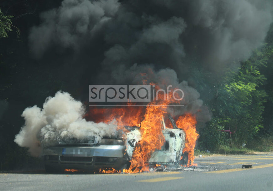 (VIDEO, FOTO) Saobraćaj otežan: Na magistralnom putu kod Banjaluke GORI AUTO