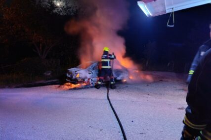 (FOTO) Vatrogasci odmah reagovali: Izgorio automobil u Krupi na Vrbasu