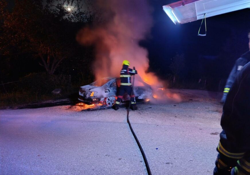 (FOTO) Vatrogasci odmah reagovali: Izgorio automobil u Krupi na Vrbasu