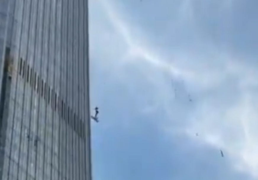 (VIDEO) TRAGEDIJA U PEKINGU Poginuo pilot koji se zakuca u najviši neboder