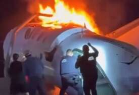 (VIDEO) "Pokušavao je da RAZBIJE PROZOR kako bi izašao" Avion se zapalio i pao na auto-put, ljudi izlaze iz OLUPINE U PLAMENU, ima mrtvih
