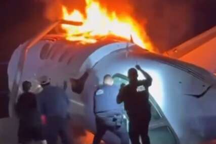(VIDEO) "Pokušavao je da RAZBIJE PROZOR kako bi izašao" Avion se zapalio i pao na auto-put, ljudi izlaze iz OLUPINE U PLAMENU, ima mrtvih