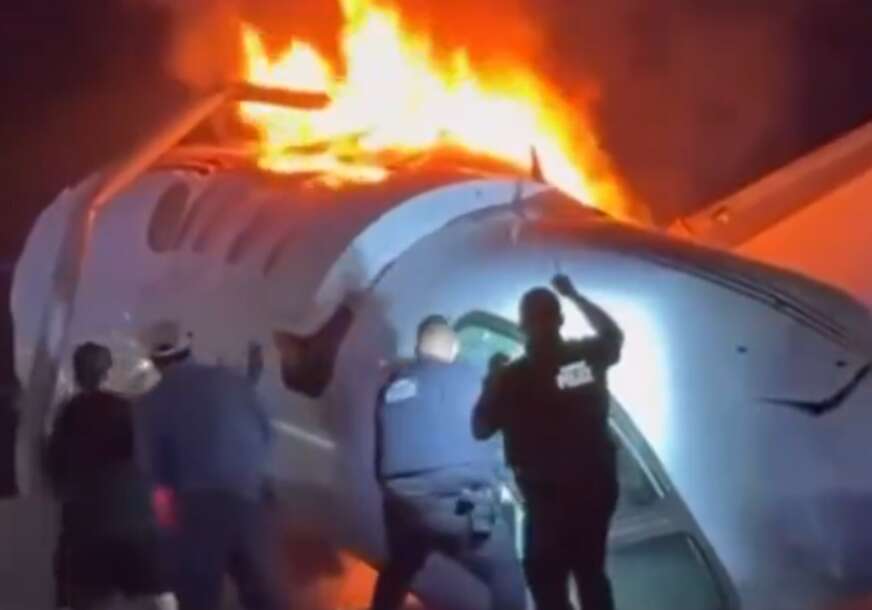 (VIDEO) "Pokušavao je da RAZBIJE PROZOR kako bi izašao" Avion se zapalio i pao na auto-put, ljudi izlaze iz OLUPINE U PLAMENU, ima mrtvih