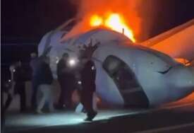 (VIDEO) Avion pao na auto-put: Ljudi razbijali prozore čime su stigli da spasu putnike