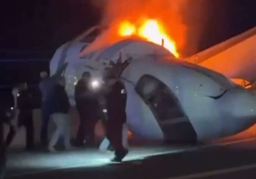 (VIDEO) Avion pao na auto-put: Ljudi razbijali prozore čime su stigli da spasu putnike