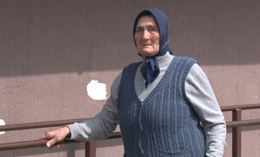 "Nije lako, ali ja kao majka dok sam živa neću odustati" Baka Milica (75) čuva i PAZI DVA BOLESNA, NEPOKRETNA SINA u zabačenom selu