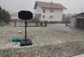 (VIDEO, FOTO) Nevrijeme već pogodilo dijelove BiH, a NAJGORE TEK STIŽE: Meteorolozi upozoravaju na OLUJNE PLJUSKOVE, GRAD i nagli pad temperature