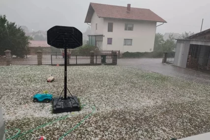 (VIDEO, FOTO) Nevrijeme već pogodilo dijelove BiH, a NAJGORE TEK STIŽE: Meteorolozi upozoravaju na OLUJNE PLJUSKOVE, GRAD i nagli pad temperature