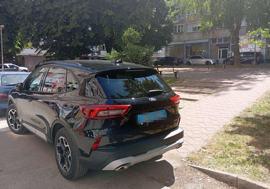 (FOTO) BAHATOST NA DIPLOMATSKOM NIVOU Vozilo ambasade jedne moćne države parkirano tako da Banjalučanima zagorča život