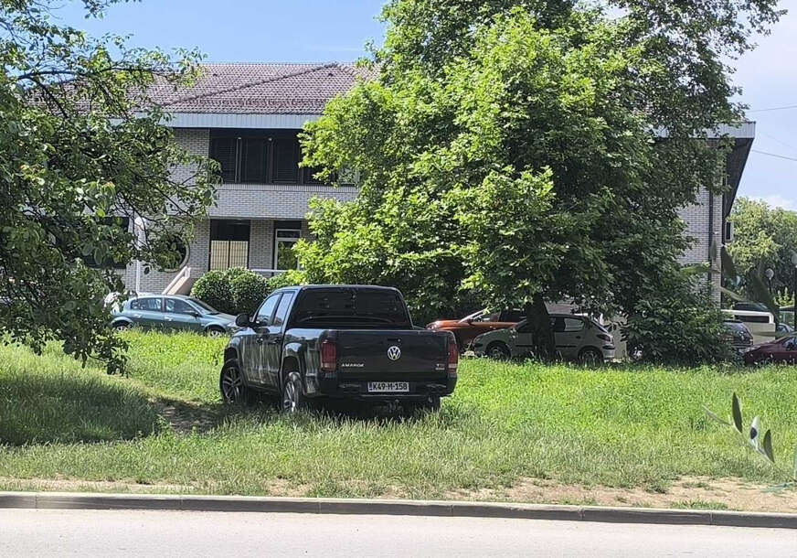 bahato parkiranje u ulici jovan dučića