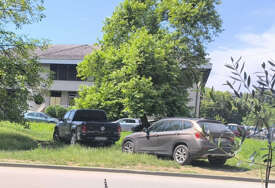 (FOTO) KAFICA PREČA OD KULTURE Vozači u Banjaluci travnjak pretvorili u privatni parking