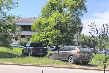 bahato parkiranje u ulici jovan dučića