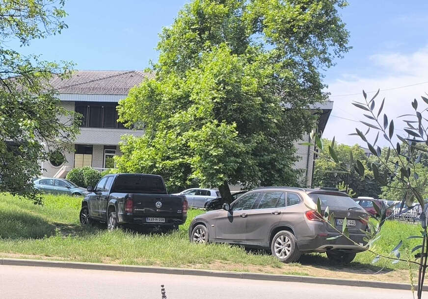 bahato parkiranje u ulici jovan dučića