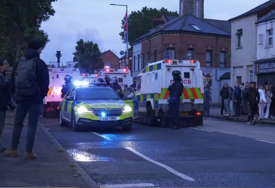 (VIDEO) U Belfastu nasilni antiimigrantski protesti: Demonstranti palili kuće i automobile, zabilježene desetine incidenata