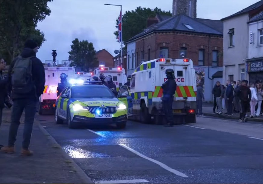 (VIDEO) U Belfastu nasilni antiimigrantski protesti: Demonstranti palili kuće i automobile, zabilježene desetine incidenata