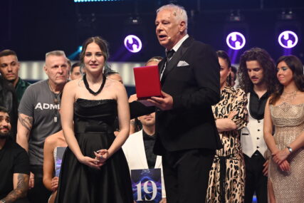 "Zapamtite ovo dijete" Pobjednica "Zvezda Granda" odukom stručnog žirija SVIRA KLAVIR I VIOLINU, a u porodici svi pjevaju