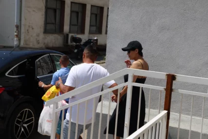(VIDEO, FOTO) "Dobro se osjećam" Mina Kostić NAPUSTILA PSIHIJATRIJSKU USTANOVU u pratnji Kaspera i brata