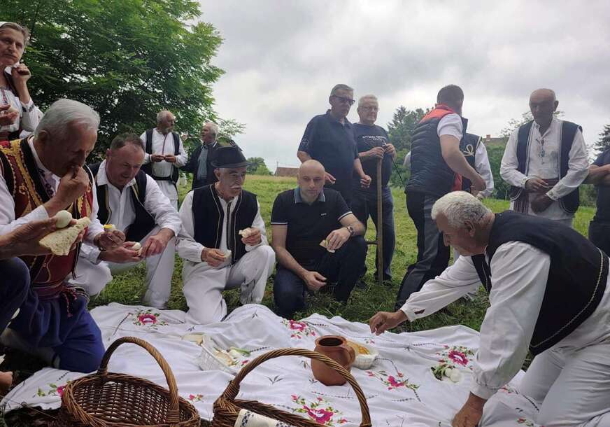 (FOTO) "Radost života i nacionalni identitet" Darko Banjac učestvovao na tradicionalnoj kosidbi u Knežici