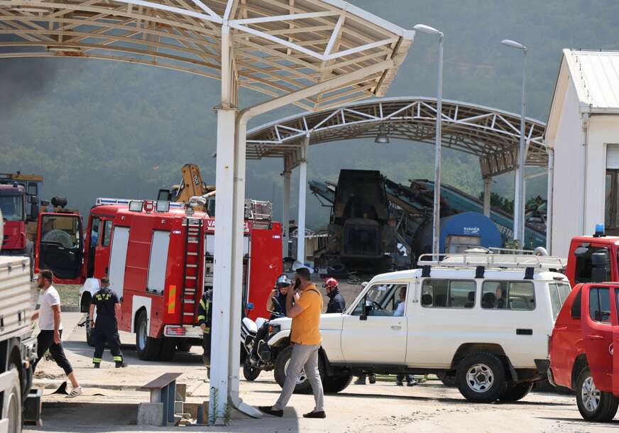 (FOTO) Na terenu ostaje 10 vatrogasaca s 3 cisterne: Vjetar koji mijenja smjer OTEŽAVA GAŠENJE požara na deponiji Uborak
