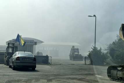 NEMA VATRE, ALI IMA DIMA Požar u Mostaru zagušivan pijeskom i muljem
