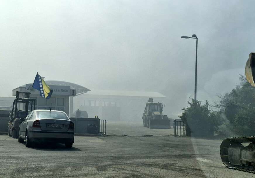 NEMA VATRE, ALI IMA DIMA Požar u Mostaru zagušivan pijeskom i muljem