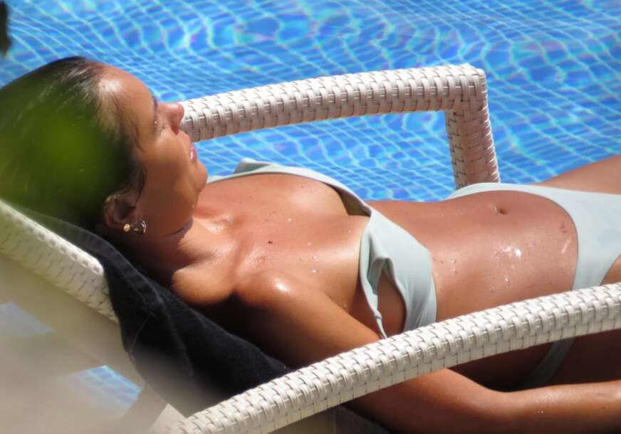 (FOTO) NEMA NI GRAM CELULITA Poznata glumica zasjenila sve savršenim tijelom u bikiniju