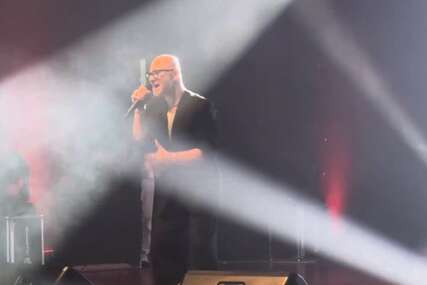 "Nema više laži, nema više skrivanja" Fuad Backović održao koncert u Sarajevu, na bini "pao" i poljubac sa dečkom