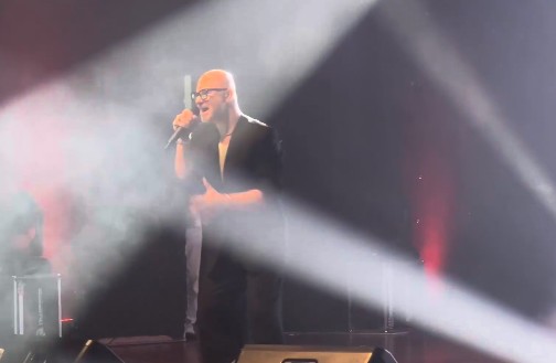Fuad Backović održao koncert u Sarajevu, na bini “pao” i poljubac sa dečkom