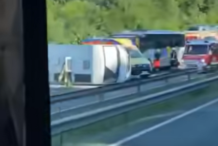 (VIDEO) ZATVOREN AUTO - PUT Saobraćajka u Sloveniji, prevrnuo se kamper