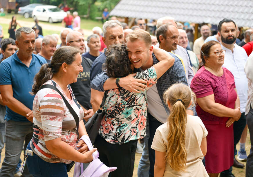 Osveštan Časni krst visok 8 metara: Draško Stanivuković sa mještanima Goleša obilježio praznik masla