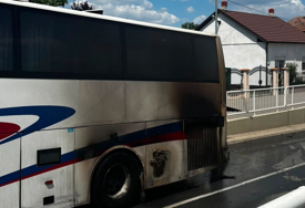 GORI AUTOBUS Vatra buknula kod motora, na mjestu policija i vatrogasci