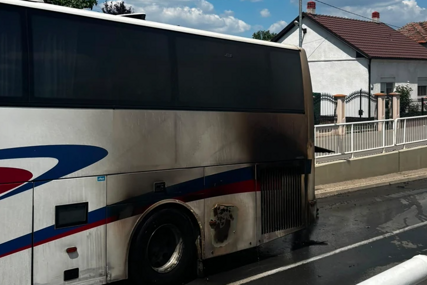 GORI AUTOBUS Vatra buknula kod motora, na mjestu policija i vatrogasci