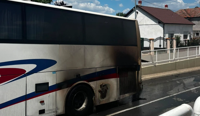 GORI AUTOBUS Vatra buknula kod motora, na mjestu policija i vatrogasci